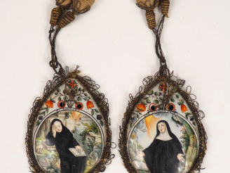 Vente aux enchères 	Paire de plaques de bourse en émail peint polychrome représentant sai