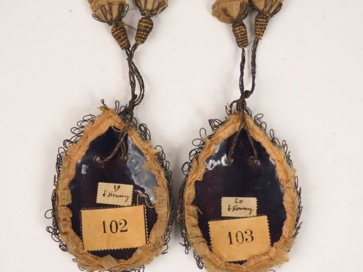 	Paire de plaques de bourse en émail peint polychrome représentant sai