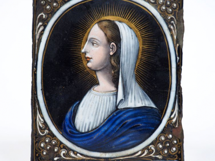 Plaque en émail peint polychrome représentant la Vierge en buste de pr