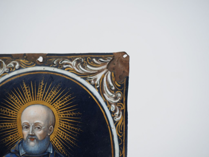 Plaque en émail peint polychrome avec rehauts de dorure représentant s