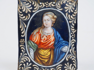 Vente aux enchères 	Plaque en émail peint polychrome représentant une sainte Femme dans u