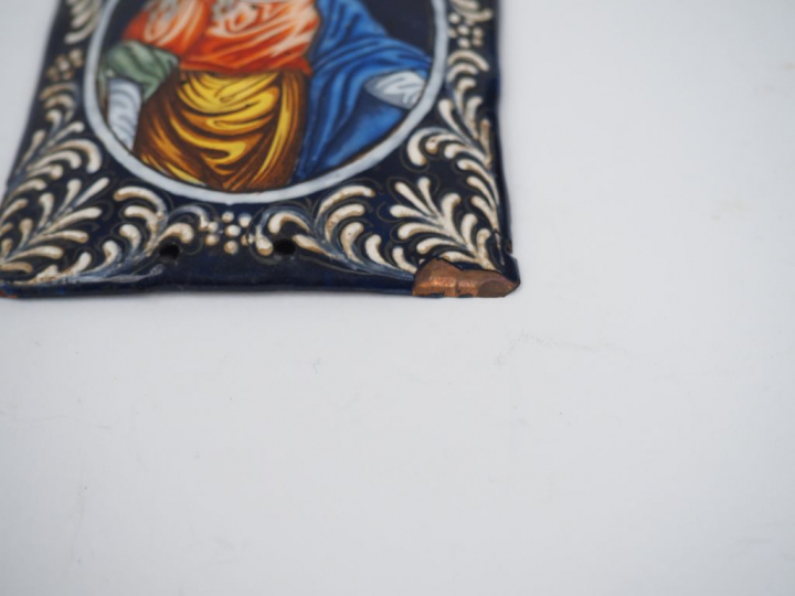 	Plaque en émail peint polychrome représentant une sainte Femme dans u