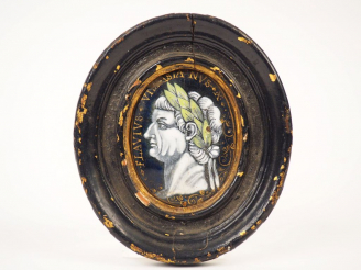 Vente aux enchères 	Médaillon en émail peint polychrome avec rehauts de dorure à décor d’