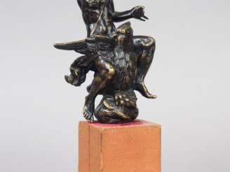 Vente aux enchères Jupiter chevauchant l’aigle en bronze à patine noire. XVIIème siècle. 