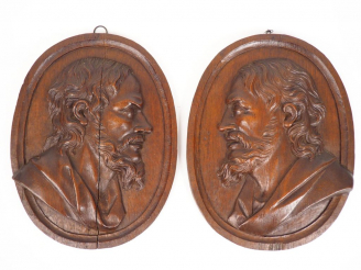 Vente aux enchères Paire de médaillons en chêne sculpté représentant des profils d’homme 