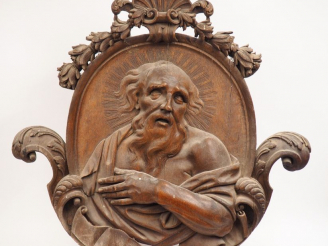 Vente aux enchères Grand médaillon en chêne sculpté en haut relief représentant un saint 