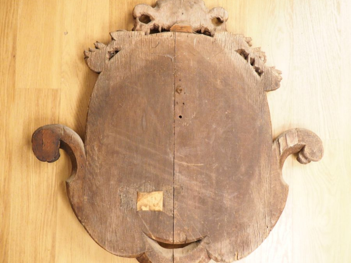 Grand médaillon en chêne sculpté en haut relief représentant un saint 