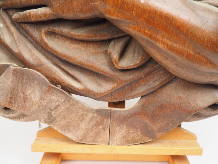 Grand médaillon en chêne sculpté en haut relief représentant un saint 