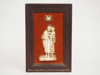 Vente aux enchères 	Sujet XVIIème en ivoire « Saint Joseph et l’Enfant Jésus ».   H. 12 c