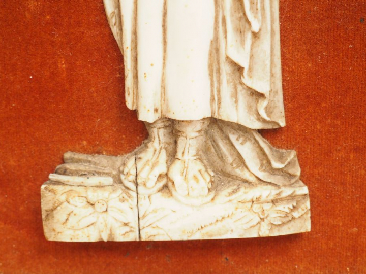 	Sujet XVIIème en ivoire « Saint Joseph et l’Enfant Jésus ».   H. 12 c