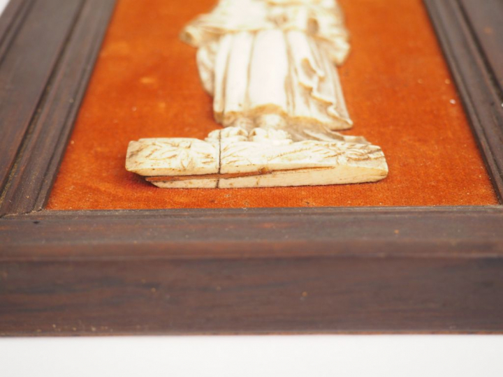 	Sujet XVIIème en ivoire « Saint Joseph et l’Enfant Jésus ».   H. 12 c
