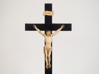 Vente aux enchères Crucifix XVIIème en ébène, ivoire sculpté et bois noirci.  H. 59 cm  (