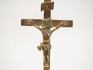 Vente aux enchères Crucifix en bronze XVIIème.  H. 26 cm  (base rapportée ?, légèrement t