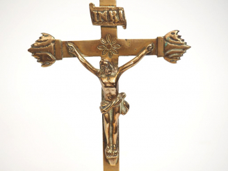 Vente aux enchères Crucifix XVIIème en bronze. H. 24,4 cm (légèrement tordu)