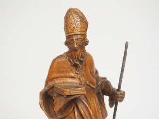 Vente aux enchères Sujet XVIIème en tilleul sculpté. « Evêque » H. 32 cm (crosse rapporté