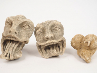 Vente aux enchères 	Deux têtes de monstres grimaçants en pierre sculptée, on joint un élé