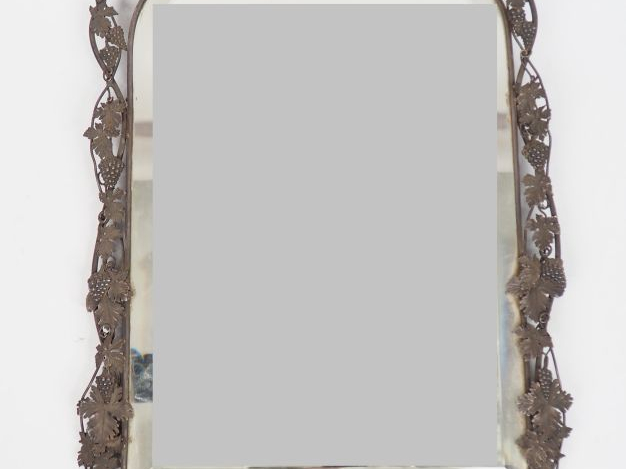 Miroir de toilette XIXème. Cadre en argent repoussé, à décor de pampre