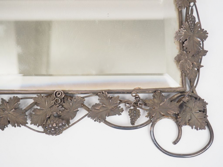 Miroir de toilette XIXème. Cadre en argent repoussé, à décor de pampre