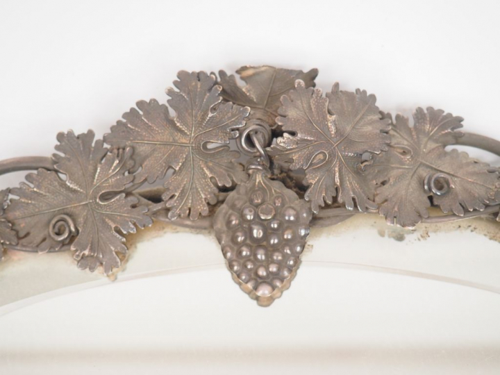 Miroir de toilette XIXème. Cadre en argent repoussé, à décor de pampre