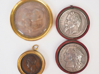 Vente aux enchères 	Ensemble comprenant : - deux médailles en argent. Diam. 5,1 cm  Poids