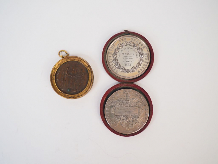 	Ensemble comprenant : - deux médailles en argent. Diam. 5,1 cm  Poids