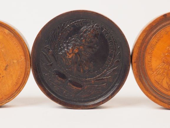 Trois différents jetons fin XIXème en buis sculpté.  Diam. 5,2 cm, 5,6