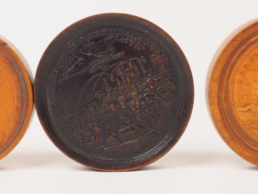 Trois différents jetons fin XIXème en buis sculpté.  Diam. 5,2 cm, 5,6