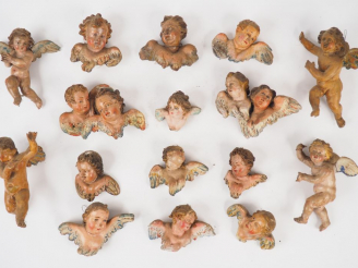 Vente aux enchères Ensemble de seize angelots XVIIIème en terre cuite ou bois polychrome,