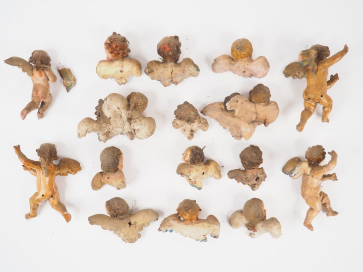 Ensemble de seize angelots XVIIIème en terre cuite ou bois polychrome,