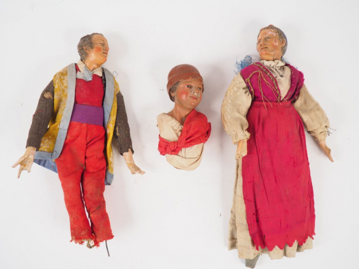 	Fragments de santons napolitains en bois polychrome. L’un daté 1780. 