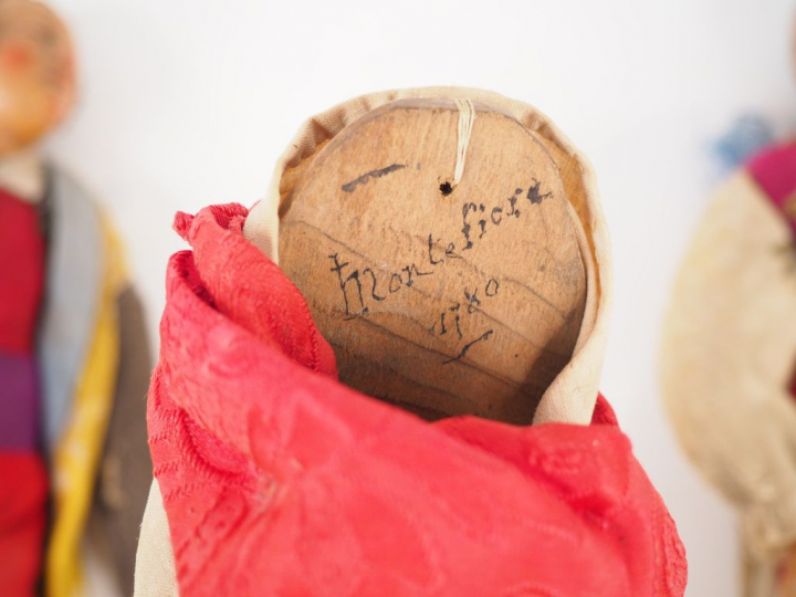 	Fragments de santons napolitains en bois polychrome. L’un daté 1780. 