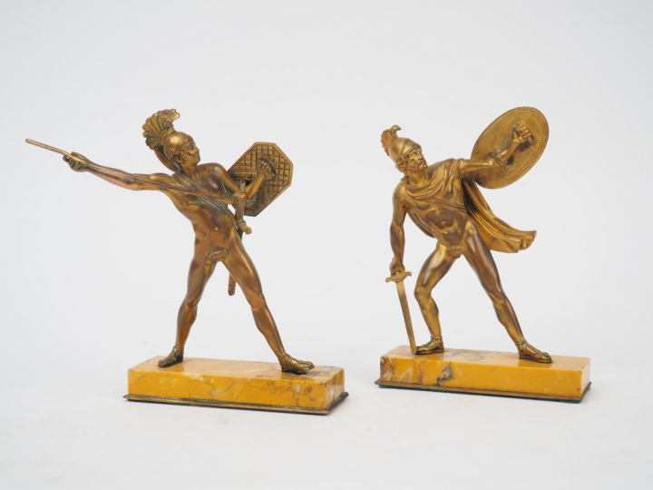 Paire de statuettes XIXème en bronze figurant des guerriers antiques. 