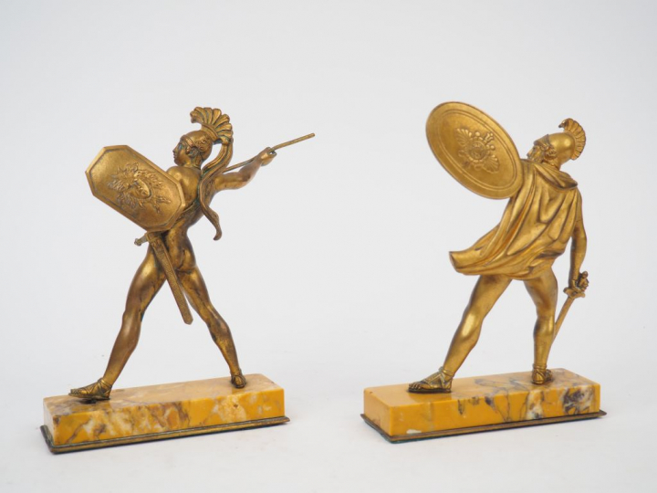 Paire de statuettes XIXème en bronze figurant des guerriers antiques. 