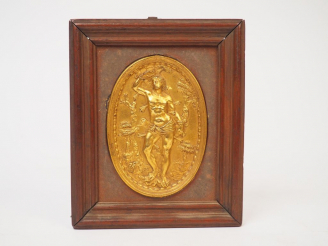 Vente aux enchères 	Plaque ovale début XVIIIème en bronze doré figurant le martyr de Sain