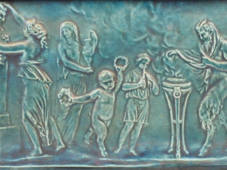 Vente aux enchères 	Plaque XIXème en faïence en léger relief, à décor de scène mythologiq
