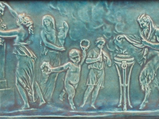 Vente aux enchères 	Plaque XIXème en faïence en léger relief, à décor de scène mythologiq