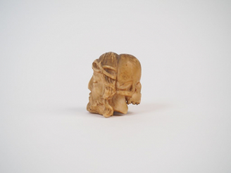 Vente aux enchères 	Mémento mori XVIIIème en ivoire sculpté. H. 2.7 cm