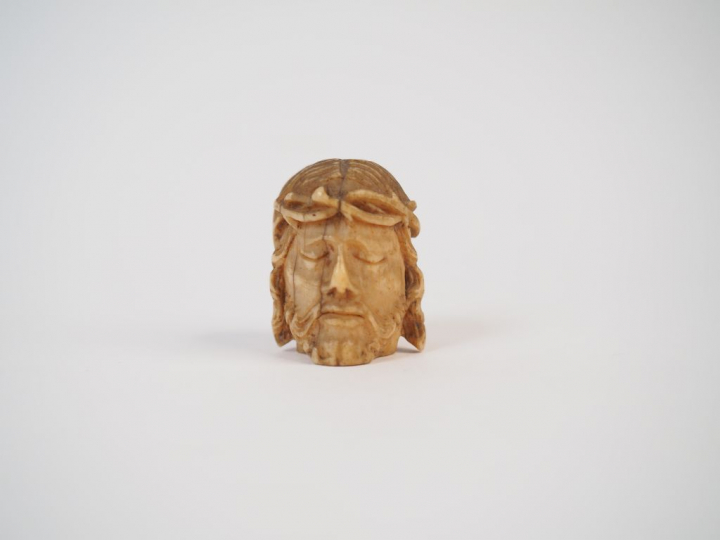 	Mémento mori XVIIIème en ivoire sculpté. H. 2.7 cm