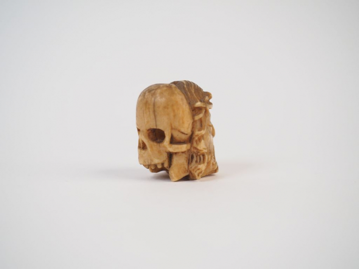 	Mémento mori XVIIIème en ivoire sculpté. H. 2.7 cm