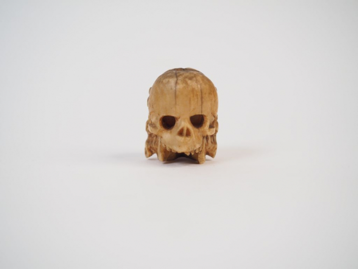 	Mémento mori XVIIIème en ivoire sculpté. H. 2.7 cm