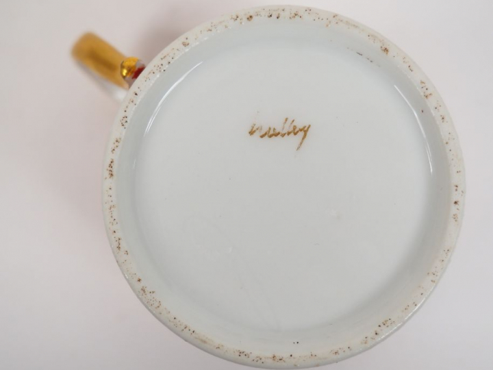 Petit ensemble de tasses fin XVIIIème et début XIXème, comprenant :  -