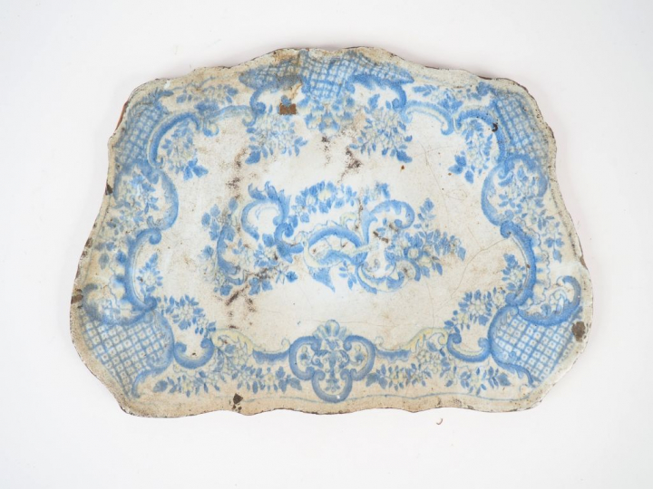Plateau XVIIIème en faïence, à décor en camaïeu bleu de rocailles, de 