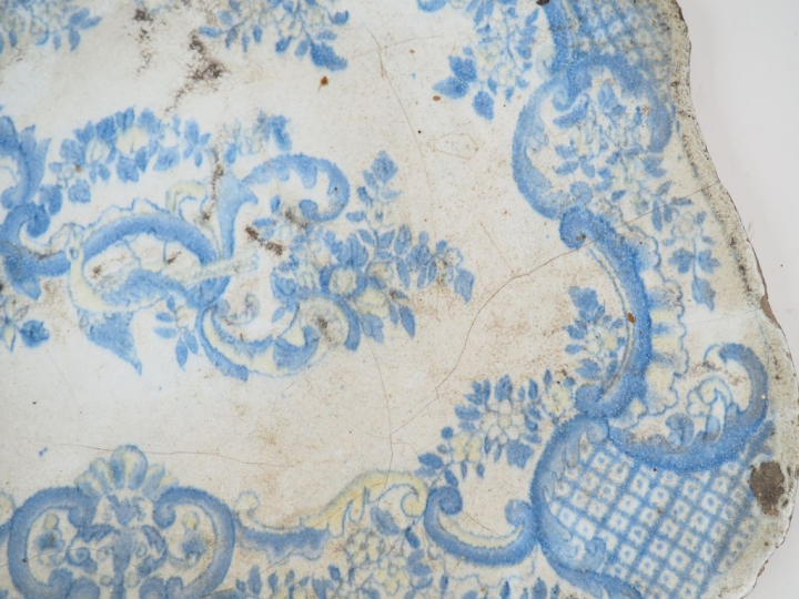 Plateau XVIIIème en faïence, à décor en camaïeu bleu de rocailles, de 