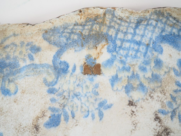 Plateau XVIIIème en faïence, à décor en camaïeu bleu de rocailles, de 