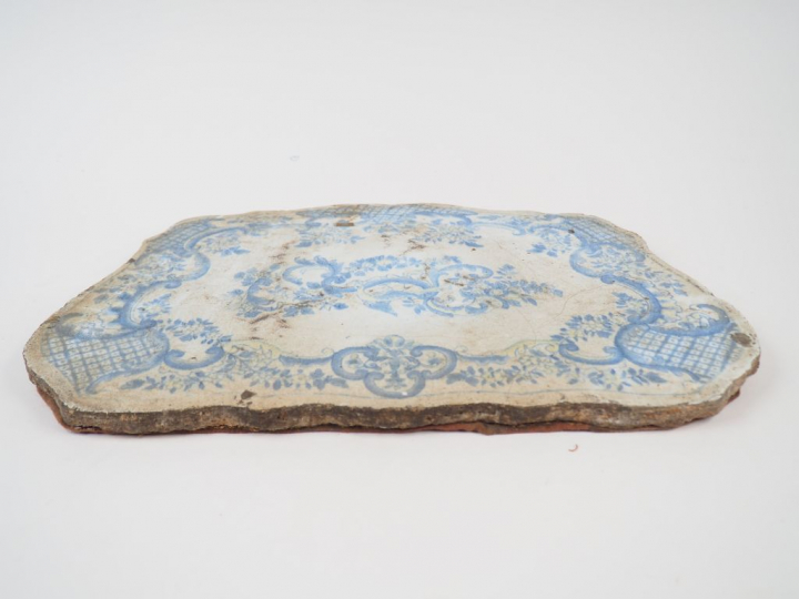 Plateau XVIIIème en faïence, à décor en camaïeu bleu de rocailles, de 