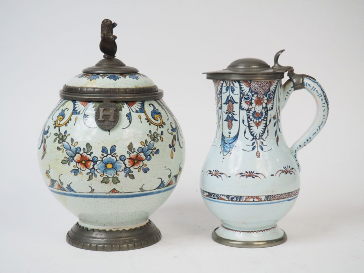 Ensemble comprenant :  - un pichet à cidre en faïence polychrome de Ro