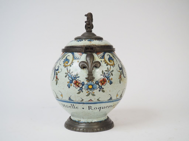 Ensemble comprenant :  - un pichet à cidre en faïence polychrome de Ro