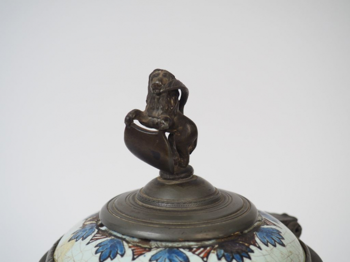 Ensemble comprenant :  - un pichet à cidre en faïence polychrome de Ro