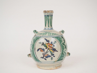Vente aux enchères 	Gourde XVIIIème en faïence, à décor de fleurs polychromes. H. 23 cm