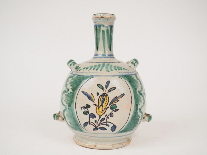 	Gourde XVIIIème en faïence, à décor de fleurs polychromes. H. 23 cm